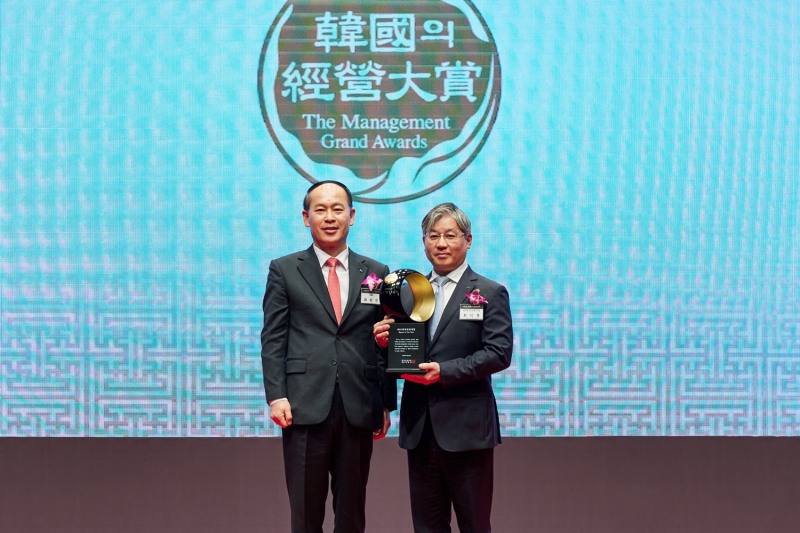 왼쪽부터 최권석 한국능률협회 부회장, 최익훈 HDC현대산업개발 대표이사 / 사진제공=HDC현대산업개발