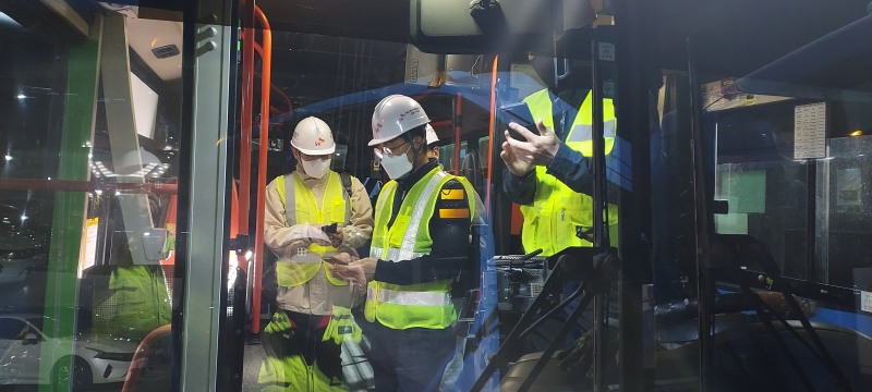 SKT 구성원들이 버스 와이파이 중계기를 구축하고 있다. / 사진제공=SK텔레콤 