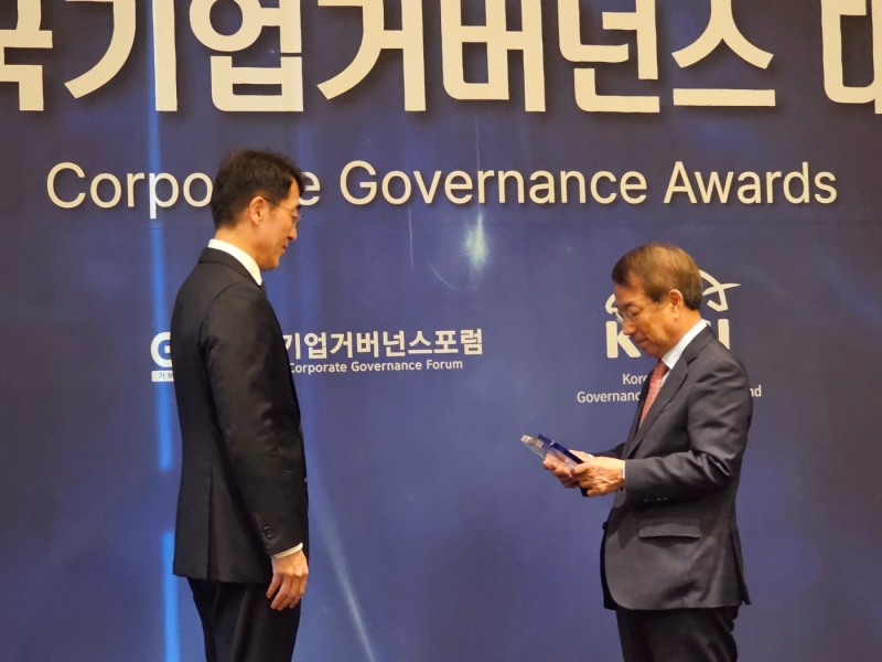 김용범 메리츠금융그룹 부회장(왼쪽)이 2023년 12월 5일 서울 여의도 콘래드 호텔에서 열린 ‘제2회 한국 기업 거버넌스(Governance‧지배구조) 대상’ 시상식에서 조정호 메리츠금융 회장을 대신해 경제계 부문 ‘대상’을 수상하고 있다./사진=임지윤 기자