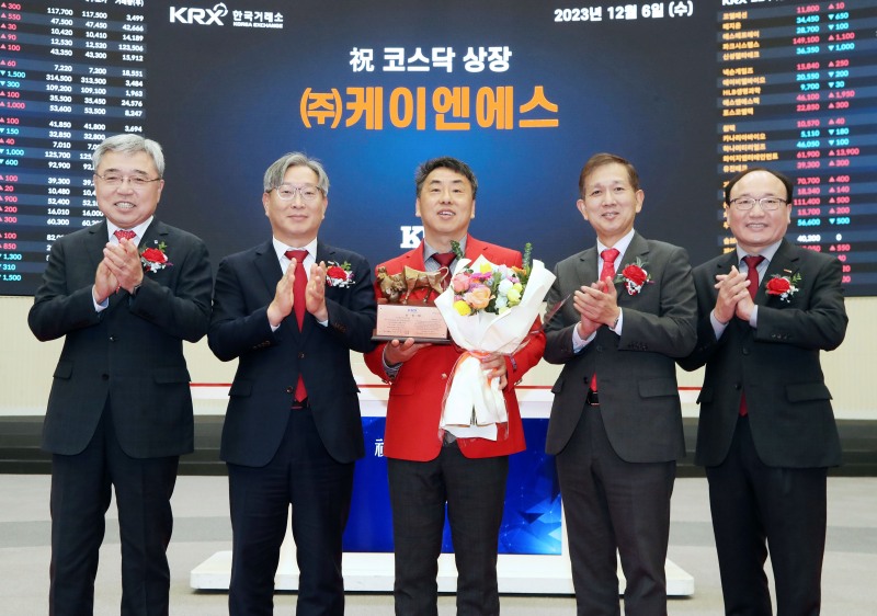 (사진 왼쪽부터)채남기 한국IR협의회 회장, 홍순욱 한국거래소 코스닥시장본부장, 정봉진 케이엔에스 대표이사, 황성엽 신영증권 대표이사, 강왕락 코스닥협회 부회장이 기념 촬영 중이다. /사진제공 = 한국거래소