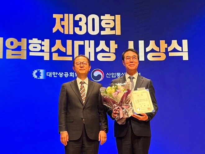 HD현대건설기계(대표 최철곤)는 7일 서울 중구 대한상공회의소 국제회의장에서 개최된 제30회 기업혁신대상 시상식에서 '대통령상'을 수상했다. 사진=HD현대건설기계.