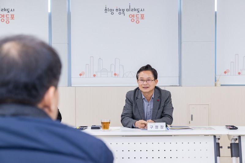 최호권 영등포구청장이 주민 의견을 청취하는 모습./사진제공=영등포구
