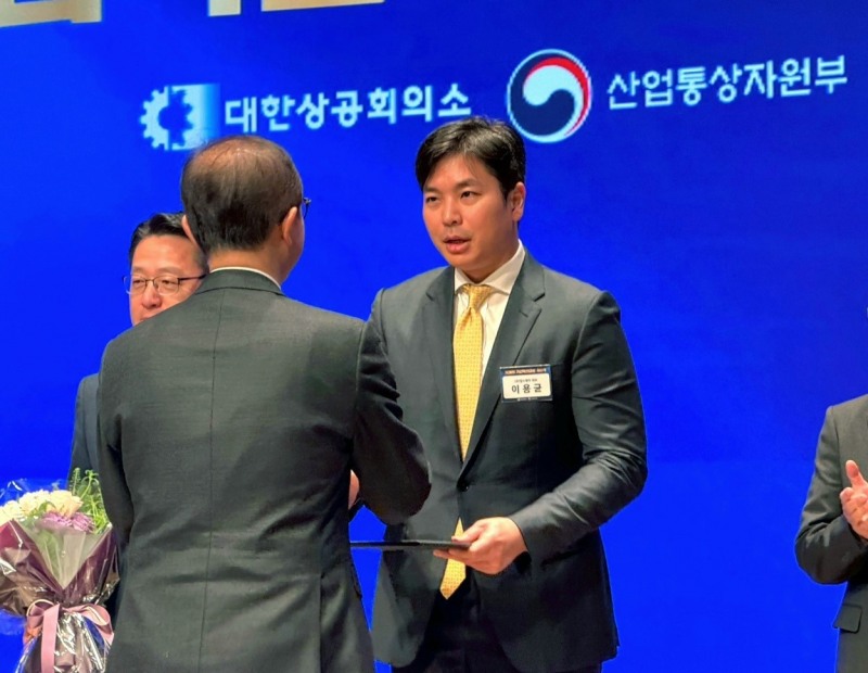 수상 중인 이용균 알스퀘어 대표 / 사진제공=알스퀘어