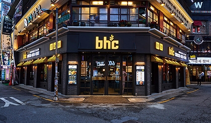▲ bhc는 치킨 외 사이드 메뉴 가짓수만 23개 달한다. bhc 아웃백, 슈퍼두퍼 등을 운영하면서 종합외식기업으로 발돋움하고 있다. 사진 = bhc