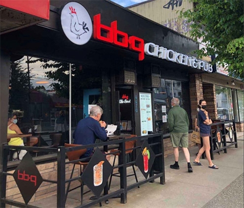 ▲ bbq는 치킨 외 사이드 메뉴 가짓수만 18개 달한다. bbq는 2030년 국내외 매장수 5만개 달성 목표로 해외 가맹사업 확대에 나서고 있다. 사진 = bbq