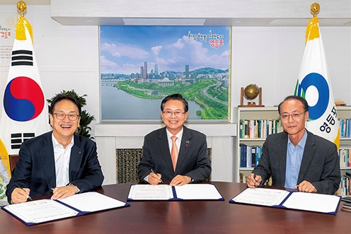 ▲ 최호권 영등포구청장(가운데)이 박성현 신한은행 부은행장(왼쪽)·정세창 페이컴스 전무와 함께 ‘클린페이 시스템’ 도입을 위한 협약을 체결하고 기념촬영을 하는 모습. 사진제공 = 영등포구