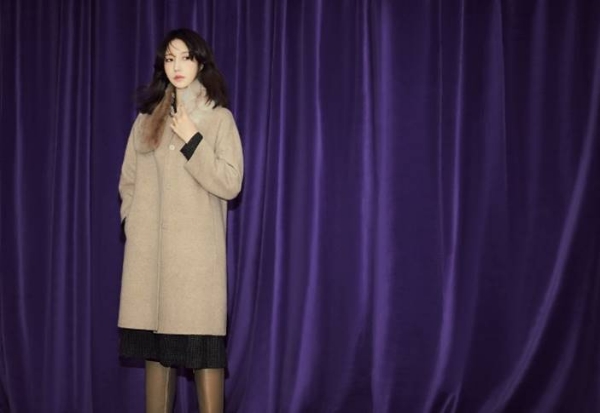 패션기업 세정의 여성복 브랜드 올리비아로렌이 가족, 연인, 친구와의 모임이 잦은 연말을 맞아 세련된 코트 스타일링을 제안하고, 한정 특가 프로모션을 11일부터 전개한다. /사진=세정 올리비아로렌