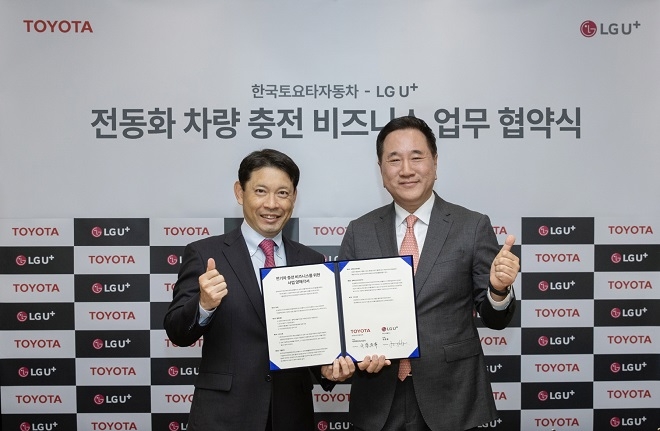 나카하라 토시유키 한국토요타자동차 전무(왼쪽)과 현준용 LG유플러스 부사장, 사진제공=한국토요타자동차
