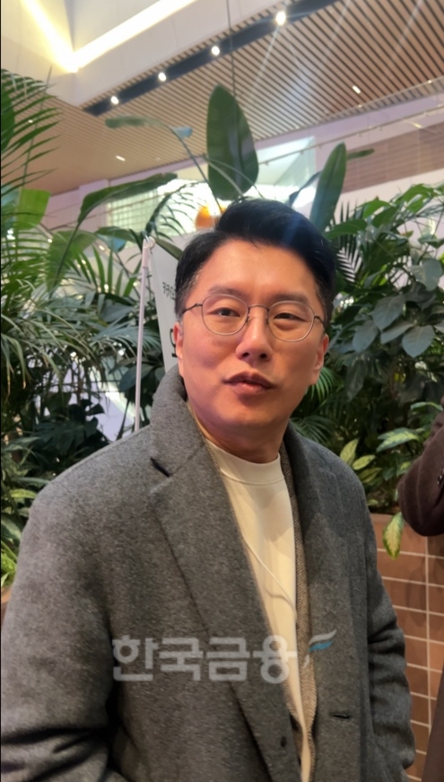 류긍선 카카오모빌리티 대표가 11일 카카오 판교 아지트에서 제7차 공동체 경영회의를 마치고 취재진의 질의에 응답하고 있다. / 사진=이주은기자