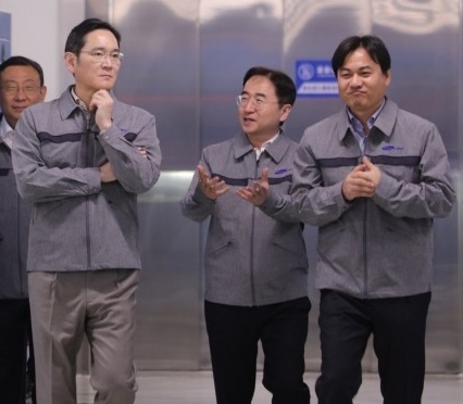 2023년 3월 삼성전기 중국 MLCC 공장을 방문한 이재용 회장(왼쪽). 사진=삼성
