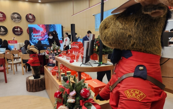 팀홀튼은 12일 오전 서울 강남구 신논현역점에서 국내 론칭 기념 기자간담회를 열었다. 이날 행사에는 팀홀튼의 국내 운영사인 이동형 BKR 대표이사와 팀홀튼이 속한 글로벌 QSR 브랜드 RBI(Restaurant Brands International)그룹 라파엘 오도리지 APAC 사장 등이 참석했다. /사진=손원태기자