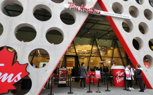 팀홀튼은 12일 오전 서울 강남구 신논현역점에서 국내 론칭 기념 기자간담회를 열었다. 이날 행사에는 팀홀튼의 국내 운영사인 이동형 BKR 대표이사와 팀홀튼이 속한 글로벌 QSR 브랜드 RBI(Restaurant Brands International)그룹 라파엘 오도리지 APAC 사장 등이 참석했다. /사진=손원태기자