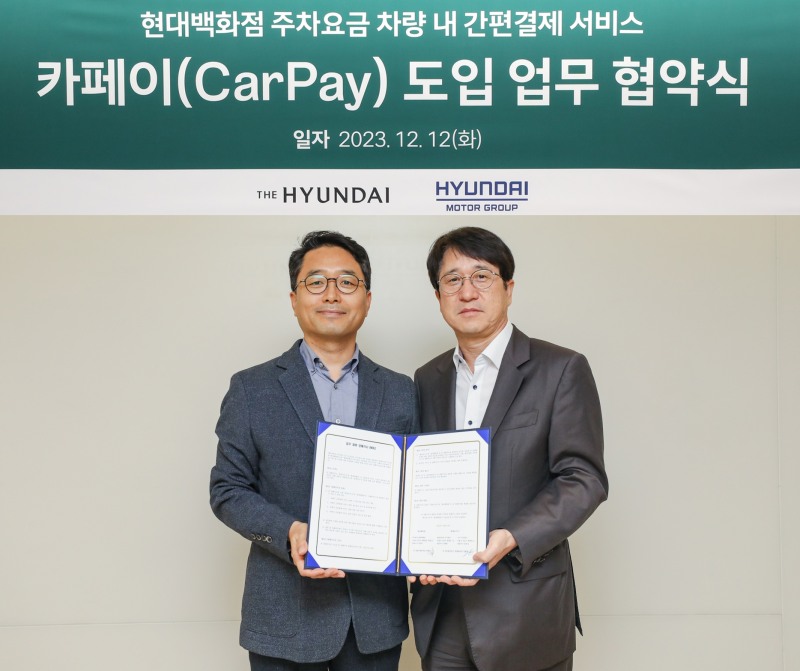 12일 서울시 강남구에 위치한 현대백화점 본사 2층 회의실에서 민왕일 현대백화점 경영지원본부 부사장(사진 오른쪽)과 권해영 현대차·기아 인포테인먼트개발센터장(사진 왼쪽)이 차량 내 간편결제 서비스 ‘ 카페이 (CarPay)’ 업무협약을 체결한 뒤 기념사진을 촬영하고 있는 모습. /사진제공=현대백화점