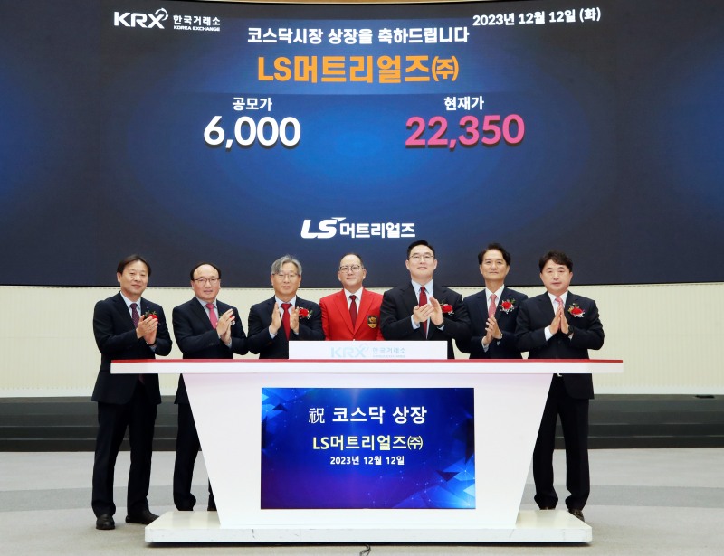 (왼쪽부터) 유도석 한국 IR(Investor Relations‧투자설명) 협의회 상무와 강왕락 코스닥협회(회장 오흥식) 부회장, 홍순욱 한국거래소(KRX‧이사장 손병두) 코스닥(KOSDAQ) 시장본부장, 홍영호 LS머트리얼즈 대표이사, 구본규 LS전선 대표이사, 엄주성 키움증권(대표 황현순) 부사장, 박성원 KB증권(대표 김성현‧박정림) 부사장이 2023년 12월 12일 오전 9시 KRX 서울사옥 홍보관에서 차세대 2차 전지 ‘울트라 커패시터’(UC‧Ultra Capacitor) 제조업체인 LS머트리얼즈 코스닥시장 상장기념식을 개최한 뒤 기념촬영하고 있다./사진제공=KRX