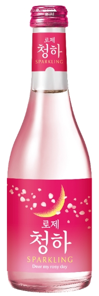 롯데칠성음료(대표 박윤기)가 출시 9개월여만에 매출 100억원을 돌파하며 인기를 끌었던 ‘별빛 청하 스파클링’에 이은 두번째 야심작, ‘로제 청하 스파클링’을 선보이며 ‘청하 스파클링’의 라인업을 확대한다. /사진=롯데칠성음료