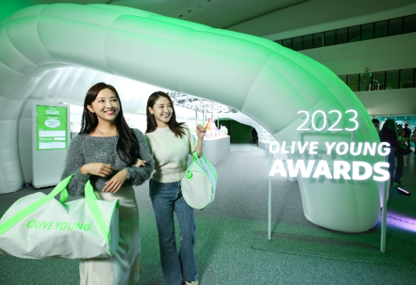 CJ올리브영(대표 이선정)이 주최하는 ‘올리브영 어워즈&페스타’는 한 해의 뷰티&헬스 트렌드에 기반해 인기 상품을 결산하는 ‘어워즈’와 다양한 브랜드들이 고객과 직접 만나 상품 경쟁력을 알리는 ‘페스타(축제)’가 결합된 국내 대표 K뷰티 컨벤션이다. /사진=CJ올리브영