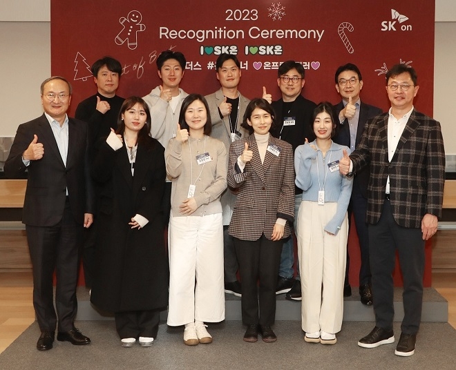 SK온 이석희 CEO(맨 왼쪽), 최영찬 CAO(뒷줄 맨 오른쪽), 최재원 수석부회장(맨 오른쪽). 사진=SK온