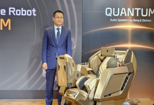 바디프랜드(대표 지성규·김홍석)는 14일 오전 서울 도곡타워 본사에서 헬스케어 로봇 ‘퀀텀’의 신제품 기자간담회를 열었다. 사진은 지성규 바디프랜드 부회장이 신제품 '퀀텀'과 사진 촬영을 하는 모습. /사진=손원태기자