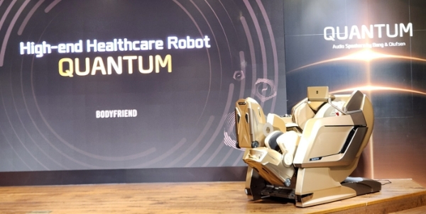 바디프랜드(대표 지성규·김홍석)는 14일 오전 서울 도곡타워 본사에서 헬스케어 로봇 ‘퀀텀’의 신제품 기자간담회를 열었다. 사진은 바디프랜드 안마의자 신제품 '퀀텀'. /사진=손원태기자