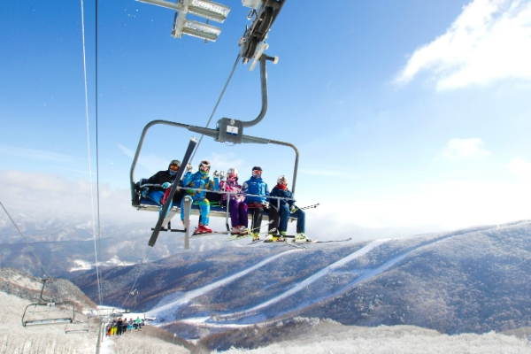 모두투어(대표 우종웅)는 겨울철 스키 애호가를 겨냥한 국내 명품 스키 리조트 '하이원 스키 여행' 기획전을 15일 선보였다. /사진=모두투어
