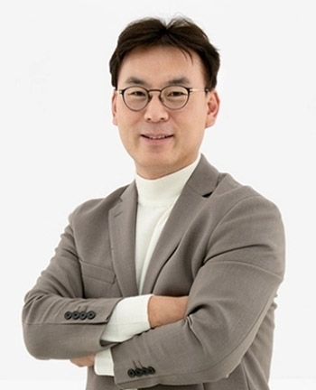 △1973년생/ 대원고/ 중앙대학교 경영학 학사/ 할리스에프앤비 경영지원실 실장/ 인디스에어 경영지원실 실장/ 2011년 CJ게임즈 경영지원실장/ 2014년 CJ ENM 게임사업부문 재경실 실장/ 2014년 넷마블 재경실 실장/ 2017년 넷마블 재무전략담당임원/ 2021년 넷마블 재무전략팀 CFO/ 2022년 넷마블 대표 (現)