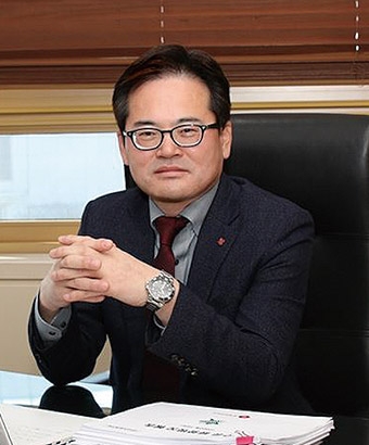 △1970년생 / 한국외대 경영학 / 1994년 롯데칠성 입사 / 2009년 롯데칠성 마케팅팀장 / 2014년 롯데칠성 음료 마케팅부문장 / 2017년 롯데칠성음료 경영전략부문장 / 2021년~ 롯데칠성음료 대표이사(현재)