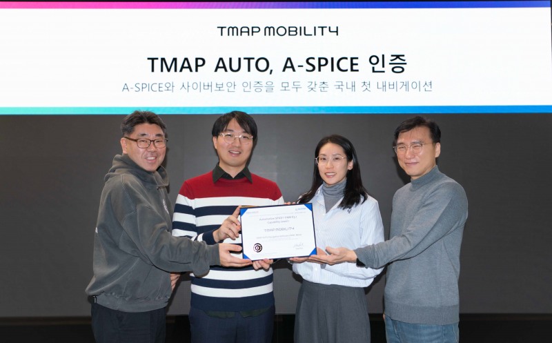 (왼쪽부터)우상봉 티맵모빌리티 Tech&Solution 리더와 이춘근 Tech&Solution 매니저, 김성미 Mobility QE 매니저, 최상호 Mobility QE 리더가 18일 ‘TMAP AUTO, A-SPICE 인증’ 획득 후 기념 촬영을 하고 있다. / 사진제공=티맵모빌리티