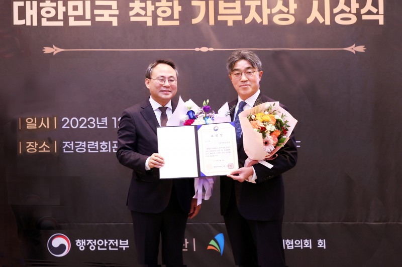 행정안전부 고기동 차관(왼쪽)이 대우건설 서희종 상무(오른쪽)에게 상을 수여하고 있다. / 사진제공=대우건설