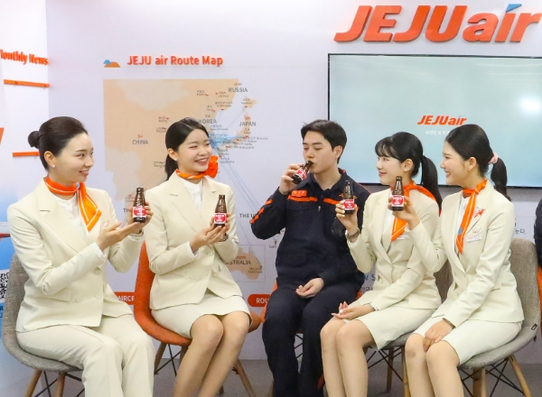 동아오츠카㈜(대표 박철호)는 제주항공 임직원을 대상으로 ‘텐션업’ 캠페인을 21일 전개했다. /사진=동아오츠카