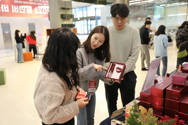 KGC인삼공사(대표 허철호)가 연말 이웃돕기 성금 마련을 위한 ‘2023 동인비 바자회’를 성황리에 마쳤다고 22일 밝혔다. /사진=KGC인삼공사