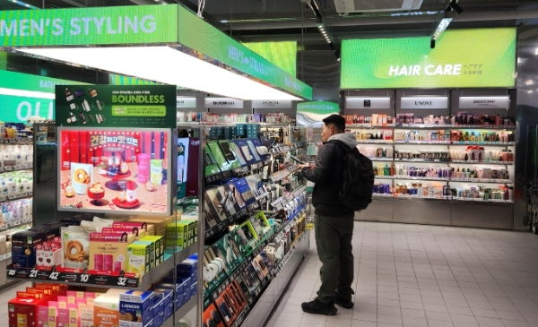 올리브영은 명동 한복판의 ‘올리브영 명동타운’을 글로벌 특화 매장으로 지난달 1일 리뉴얼했다. 외국인들의 구매 편의성과 K뷰티 상품 다양성 등을 매장 안에 담아냈다. /사진=손원태기자