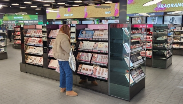 올리브영은 명동 한복판의 ‘올리브영 명동타운’을 글로벌 특화 매장으로 지난달 1일 리뉴얼했다. 외국인들의 구매 편의성과 K뷰티 상품 다양성 등을 매장 안에 담아냈다. /사진=손원태기자