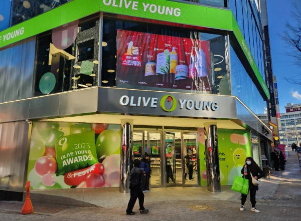 올리브영은 명동 한복판의 ‘올리브영 명동타운’을 글로벌 특화 매장으로 지난달 1일 리뉴얼했다. 외국인들의 구매 편의성과 K뷰티 상품 다양성 등을 매장 안에 담아냈다. /사진=손원태기자