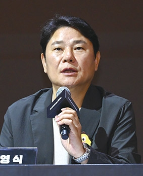 △1968년생 / 대구과학대학 졸업 / 1991년 유풍상사 영업부 / 1999년 아이링크 마케팅부 / 2002년 CJ인터넷 퍼블리싱사업본부장 / 2002년 CJ인터넷 상무 / 2010년 지아이게임즈 대표 / 2011년 CJ ENM 넷마블 기획실장 / 2014년 넷마블게임즈 대표 / 2015년 넷마블네오 대표 겸직 / 2016년~ 현재 넷마블 대표