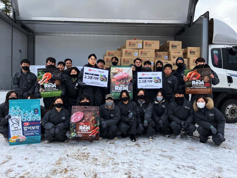 이마트 몰리스가 하림펫푸드와 함께 코리안독스 레인보우 쉼터에 2000만원 상당의 사료를 기부했다. /사진제공=이마트