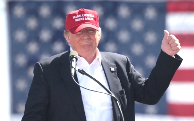 도널드 트럼프 전 미국대통령이‘미국을 다시 위대하게’ 구호가 새겨진 모자를 쓰고 연설하고 있다.