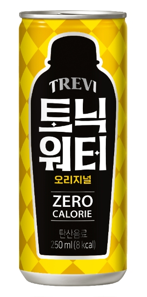 롯데칠성음료(대표 박윤기) 탄산수 브랜드 트레비가 강한 탄산감과 정통 토닉워터의 핵심인 퀴닌향을 첨가한 제로 칼로리 탄산음료 ‘트레비 토닉워터’를 28일 출시한다. /사진=롯데칠성음료