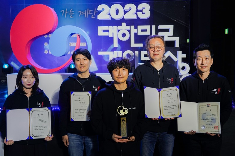 네오위즈 개발진들이 지난 11월 열린 '2023 대한민국 게임대상'에서 대상인 대통령상을 포함, 기술창작상 기획·시나리오 부문과 사운드 부문, 그래픽 부문, 인기게임상, 우수개발자상 등 총 6개의 상을 받고 기념사진을 찍고 있다. / 사진제공=네오위즈