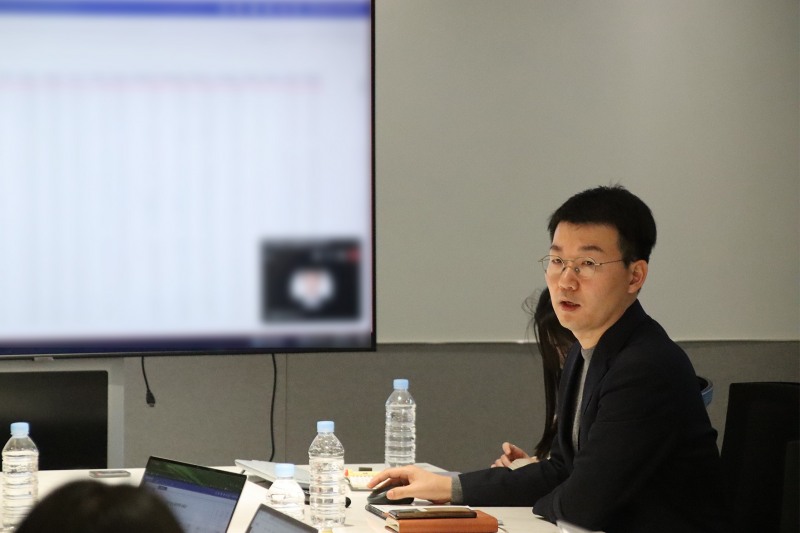 유명한 마스턴투자운용 R&S실장이 마스턴투자운용 대회의실에서 진행된 사내 세미나에서 내년도 상업용 부동산 시장 전망에 대해 설명하고 있다. /사진제공 = 마스턴투자운용 브랜드전략팀