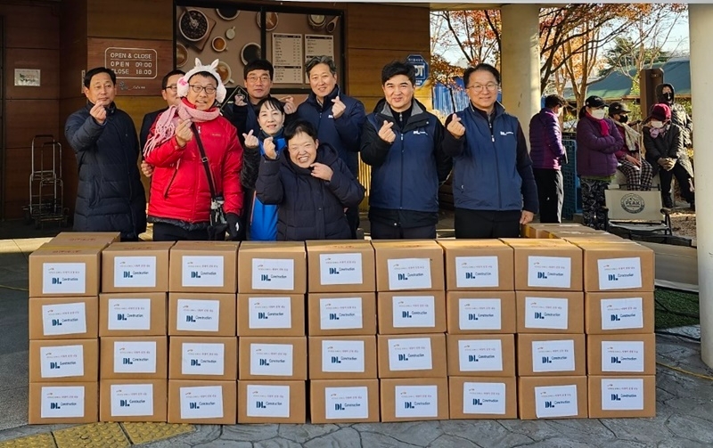 DL건설 임직원들이 인천 동구 만석동 괭이부리말 인천쪽방 상담소에 김장 김치를 전달했다./사진제공=DL그룹