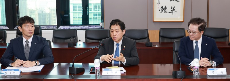 김주현 금융위원장(가운데)이 28일 오전 서울 종로구 정부서울청사에서 기획재정부, 국토교통부, 금융위원회, 금융감독원, 산업은행 등과 태영건설의 워크아웃 신청과 관련한 분양계약자·협력업체 보호, 부동산PF‧금융시장 안정화 방안 등을 논의했다. /사진제공=금융위원회