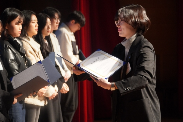 종합 홈 인테리어 전문기업 ㈜한샘(대표 김유진)이 시공현장 전문가 자녀에게 ‘희망 장학금’을 29일 지원했다. 전날 서울 상암동 한샘 사옥에서는 장학생과 한샘 임직원이 참석하는 속 희망 장학금 전달식이 열렸다. /사진=한샘
