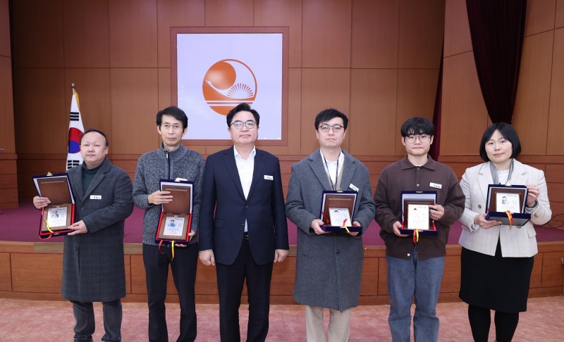 박일하 동작구청장(왼쪽에서 세번째)가 12월28일 동작구 적극행정 우수공무원들과 기념촬영을 하는 모습./사진제공=동작구