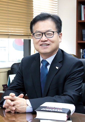 이용재 국제금융센터 원장= △ 1967년생/ 충북 충주고 졸업/ 서울대 경영학 학사/ 서울대 경영학 석사/ 제35회 행정고시 합격/ 재정경제부 경제정책국, 경제협력국, 국제금융국/ 유럽부흥개발은행(EBRD) 이사보좌관/ 기획재정부 경제정책국 미래전략과장, 경제정책국 물가정책과장, 국고국 국고과장/ 국제부흥개발은행(IBRD) 선임이코노미스트/ 기획재정부 정책조정국 혁신성장본부 혁신창업팀장, 공공정책국 공공혁신심의관, 예산실 복지안전예산심의관/ 국가균형발전위원회 기획단장/ 국제금융센터 원장(2022년 9월~현재) // 사진제공= 국제금융센터