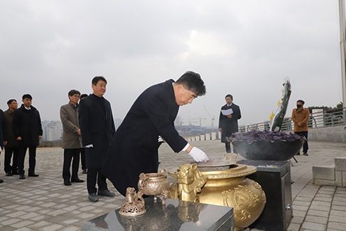 백남성 농협중앙회 충남세종본부장(가운데), 박장순 농협은행충남본부장(왼쪽), 이기범 농협노조 충남·세종지역위원장(오른쪽) 등 충남세종농협 간부직원들이 보훈공원 충혼탑에 참배하고 있다.