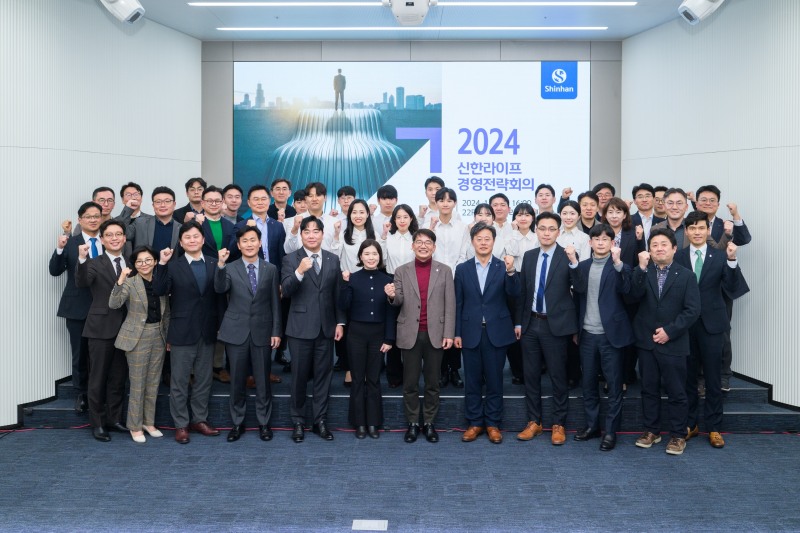 지난 2일, 서울 중구 소재 신한라이프 본사 대강당에서 열린 ‘경영전략회의’에서 이영종 사장(첫줄 오른쪽에서 다섯번 째)이 임원 및 신입사원과 함께 기념촬영을 하고 있다.(2023.01.03.)/사진제공=신한라이프