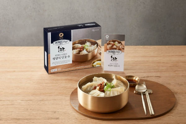 대상㈜(대표 임정배) 청정원의 간편식 브랜드 ‘호밍스(Home:ings)’가 이북 음식 전문점 ‘능라도’와 협업해 ‘담백하고 깔끔한 평양식 만둣국’을 4일 출시했다. /사진=대상 청정원 호밍스