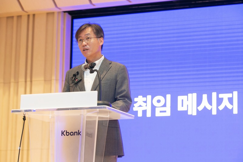 최우형 케이뱅크 은행장이 4일 임직원과 가진 '소통미팅'에서 취임사를 전하고 있다. /사진제공=케이뱅크