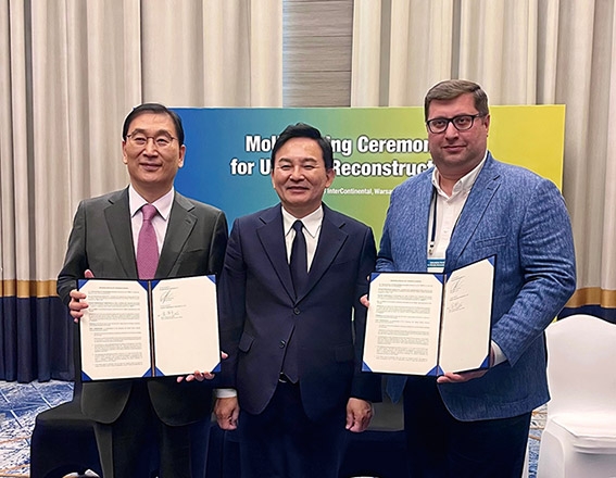 ▲ 현대건설 윤영준 사장(왼쪽)이 지난해 키이우 보라스필 국제공항 확장사업 협약체결 후 기념촬영을 하고 있다. 사진제공 = 현대건설