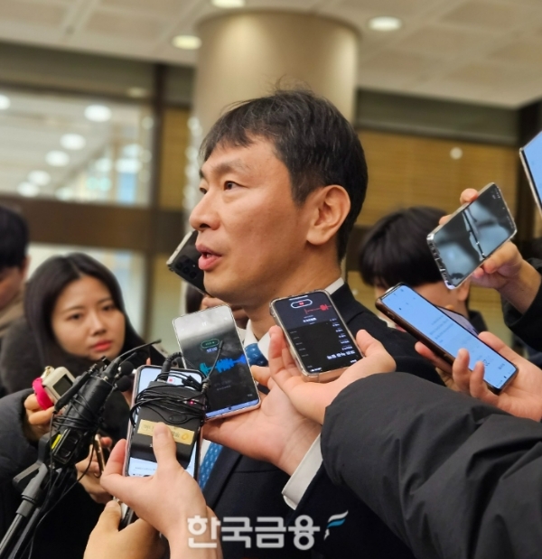 이복현 금융감독원장이 9일 오전 서울 중구 은행연합회관에서 열린 2024년 신년 금융현안 간담회 후 기자들과 만나 질문에 답하고 있다. /사진제공=신혜주 기자